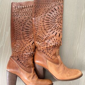 Vero Cuoio Tan Leather Heeled Boots with Cutout Design